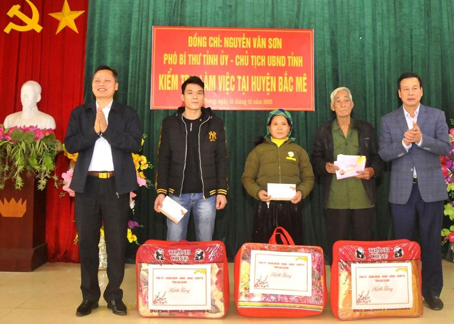 Chủ tịch UBND huyện Bắc Mê và lãnh đạo huyện Bắc Mê tặng quà Tết các gia đình người có công xã Yên Phong.