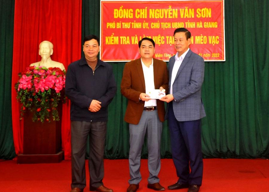 Chủ tịch UBND tỉnh Nguyễn Văn Sơn trao quà cho lãnh đạo xã Niêm Sơn gửi đến các gia đình chính sách trên địa bàn xã.