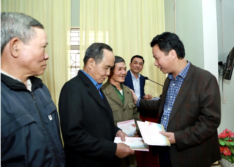 Bí thư Tỉnh ủy Đặng Quốc Khánh tặng quà Tết cho các gia đình chính sách, hộ nghèo huyện Vi Xuyên