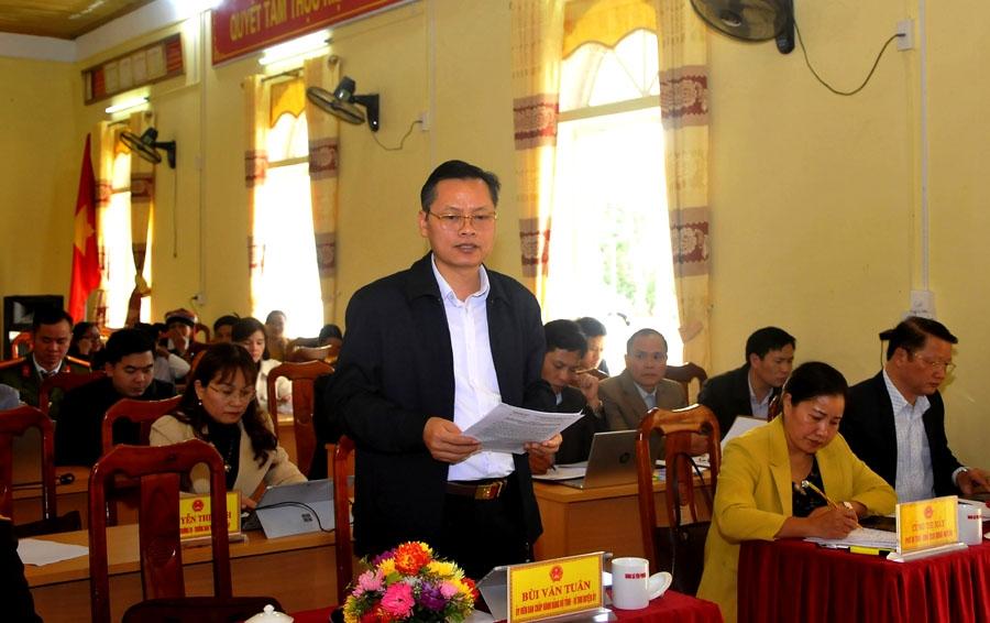 Bí thư Huyện ủy Bắc Mê Bùi Văn Tuân báo cáo công tác chuẩn bị Tết Nguyên đán Quý Mão trên địa bàn.