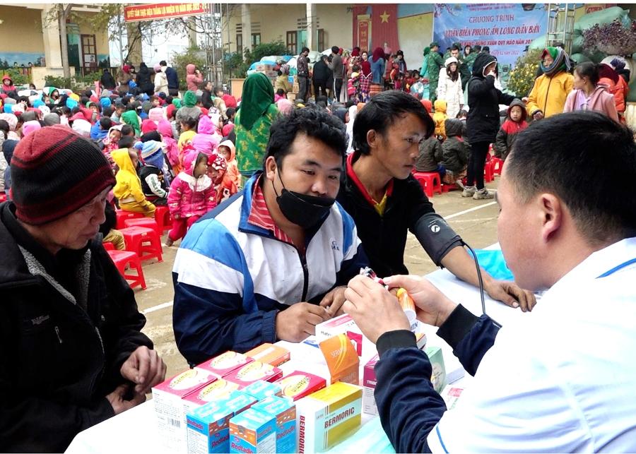 Khám bệnh, cấp thuốc miễn phí cho người dân tại xã Bạch Đích (Yên Minh).