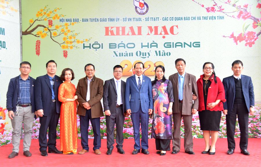 Phó Chủ tịch UBND tỉnh Trần Đức Quý chụp ảnh lưu niệm cùng lãnh đạo các sở, ban, ngành tại Hội Báo Hà Giang Xuân Quý Mão 2023