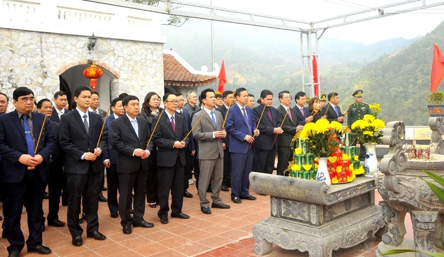 Các đồng chí lãnh đạo tỉnh và đại biểu dâng hương viếng các Anh hùng liệt sỹ tại Đài hương 468.