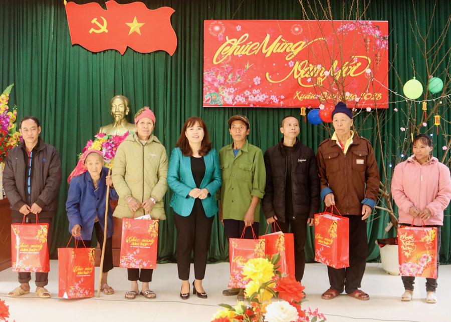 Đồng chí Lý Thị Lan tặng quà Tết cho các hộ gia đình chính sách, hộ nghèo tại xã Minh Tân