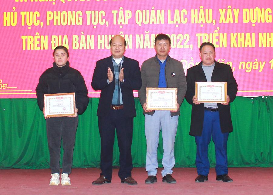 Đồng chí Hoàng Văn Thịnh, Tỉnh ủy viên, Bí thư Huyện ủy, Chủ tịch HĐND huyện tặng Giấy khen cho các cá nhân tích cực tham gia phong trào.