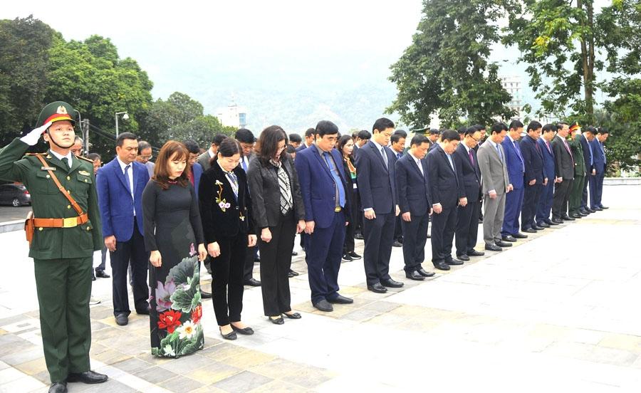 Các đồng chí lãnh đạo tỉnh và đại biểu dành phút tưởng nhớ công lao của Bác trước Tượng đài Bác Hồ trong khuôn viên trụ sở Tỉnh ủy.