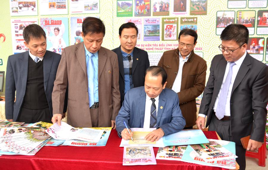 Phó Chủ tịch UBND tỉnh Trần Đức Quý viết ký lưu niệm các ấn phẩm trưng bày tại Hội Báo Hà Giang Xuân Quý Mão 2023