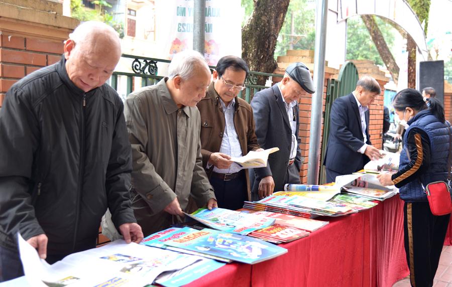 Các đồng chí lão thành xem các ấn phẩm trưng bày tại Hội Báo Hà Giang Xuân Quý Mão 2023