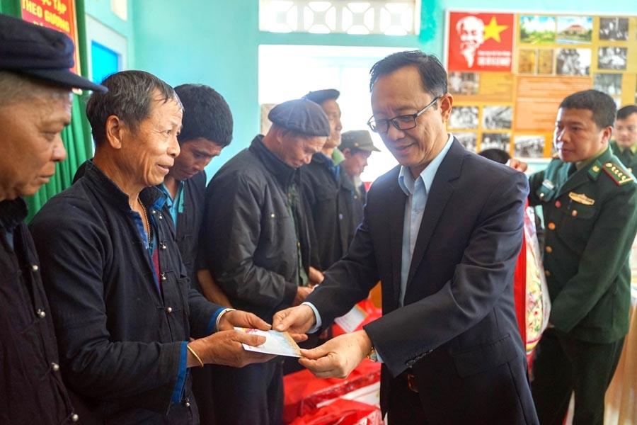 Phó Bí thư Thường trực Tỉnh ủy, Chủ tịch HĐND tỉnh Thào Hồng Sơn thăm, chúc Tết các hộ nghèo, gia đình chính sách các xã Thàng Tín, Pố Lồ, Thèn Chu Phìn.