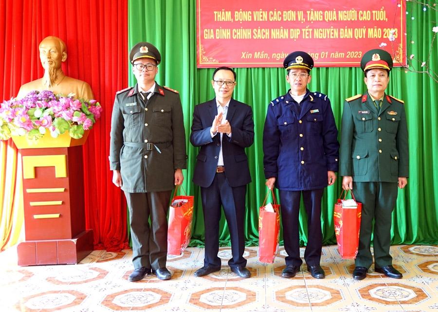 Phó Bí thư Thường trực Tỉnh ủy, Chủ tịch HĐND tỉnh Thào Hồng Sơn tặng quà cán bộ, chiến sỹ lực lượng vũ trang đóng quân trên địa bàn xã Xín Mần.