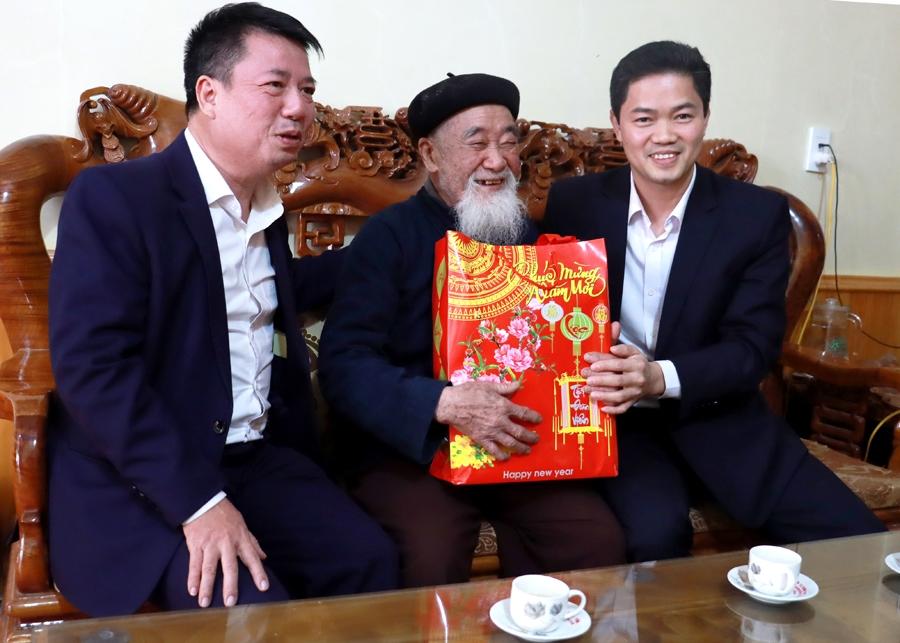 Trưởng Ban Tuyên giáo Tỉnh ủy Vũ Mạnh Hà tặng quà ông Hoàng Ngọc Lâm, cán bộ lão thành, nguyên lãnh đạo huyện Hoàng Su Phì.
