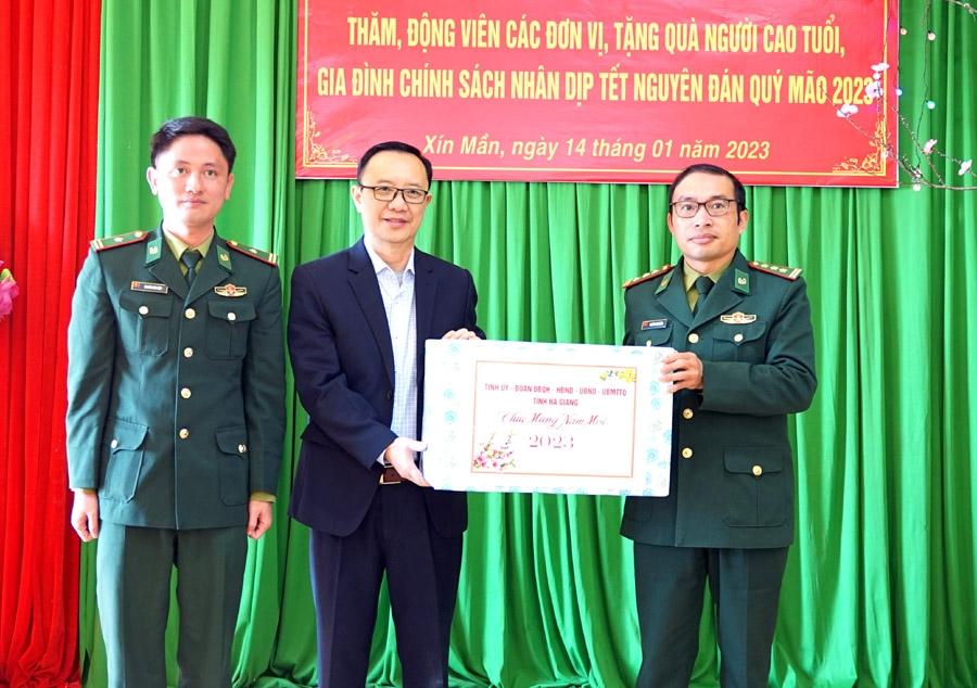 Phó Bí thư Thường trực Tỉnh ủy, Chủ tịch HĐND tỉnh Thào Hồng Sơn tặng quà cán bộ, chiến sỹ Đồn Biên phòng Xín Mần.