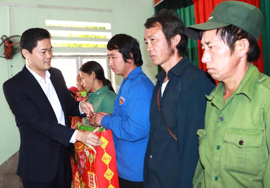 Trưởng Ban Tuyên giáo Tỉnh ủy Vũ Mạnh Hà tặng quà hộ nghèo xã Túng Sán.