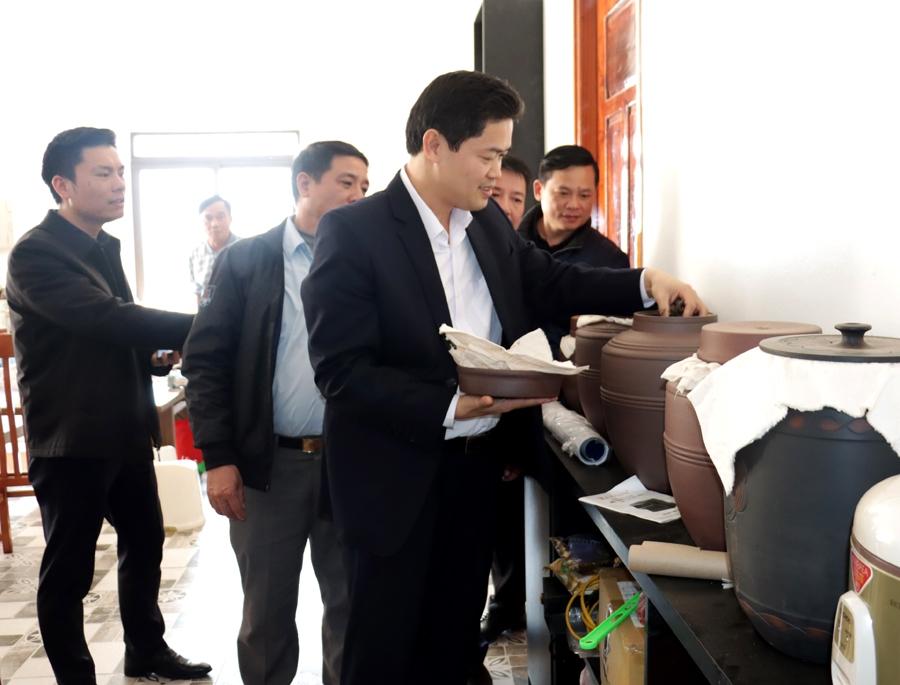 Trưởng Ban Tuyên giáo Tỉnh ủy Vũ Mạnh Hà tặng thăm cơ sở sản xuất chè Shan tuyết của Công ty TNHH Một thành viên Hà An trà.