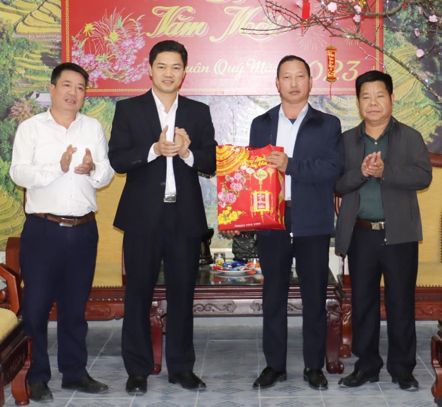 Trưởng Ban Tuyên giáo Tỉnh ủy Vũ Mạnh Hà tặng quà Đảng bộ huyện Hoàng Su Phì.