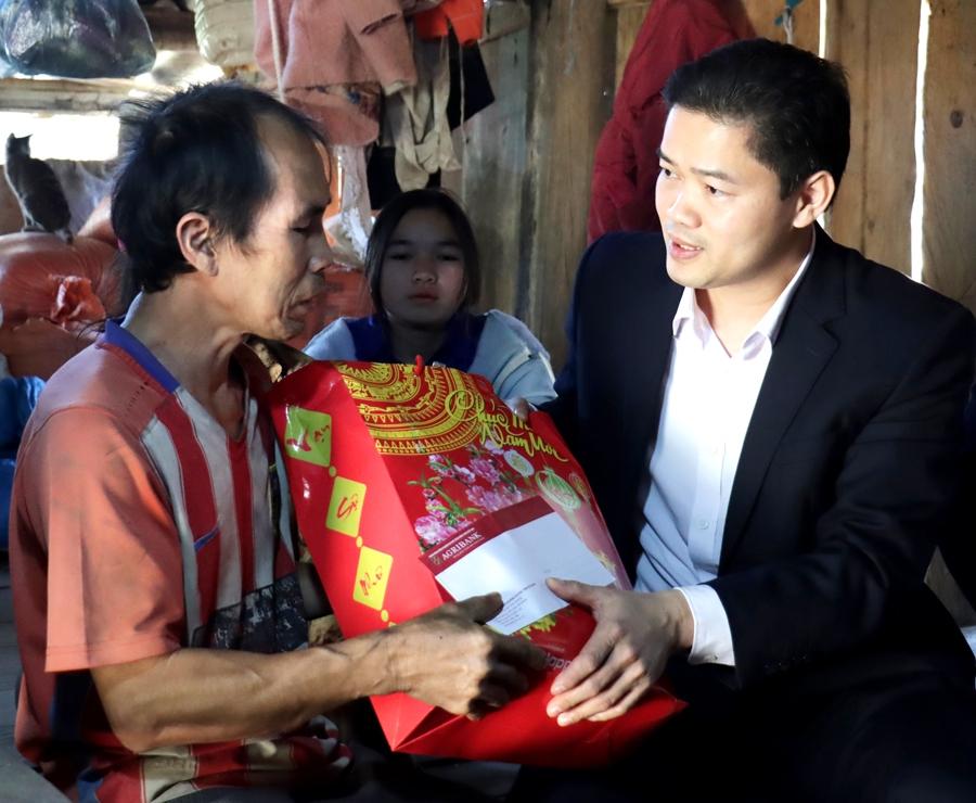 Trưởng Ban Tuyên giáo Tỉnh ủy Vũ Mạnh Hà tặng quà Tết cho ông Long Văn Me, thôn Cốc Cái, xã Tân Tiến.