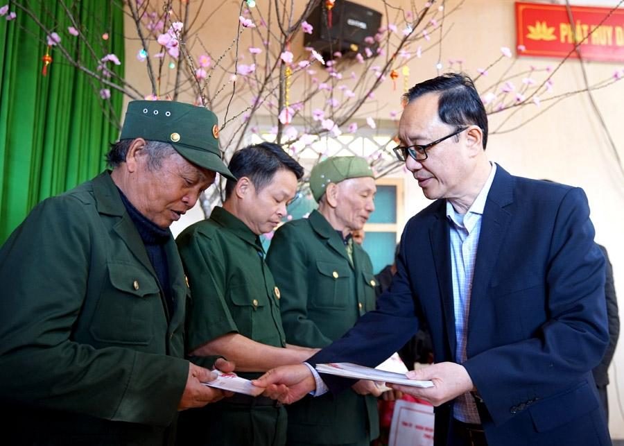 Phó Bí thư Thường trực Tỉnh ủy, Chủ tịch HĐND tỉnh Thào Hồng Sơn tặng quà các hộ gia đình chính sách trên địa bàn xã Xín Mần.