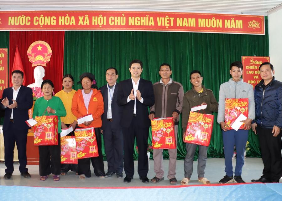 Các hộ nghèo xã Tân Tiến (Vị Xuyên) vui mừng được nhận quà của Trưởng Ban Tuyên giáo Tỉnh ủy Vũ Mạnh Hà.
