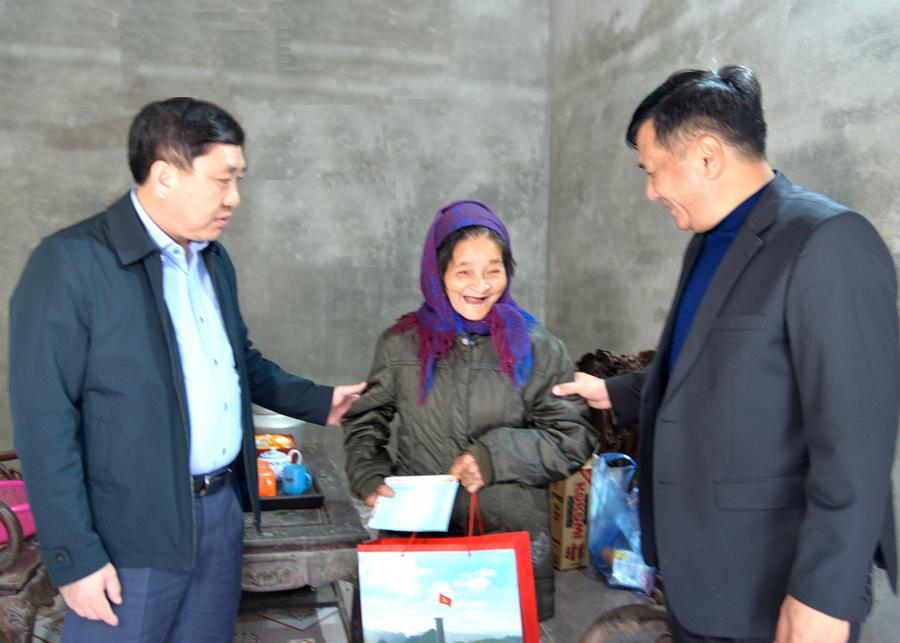 Phó Bí thư Tỉnh ủy Nguyễn Mạnh Dũng và Bí thư Thành ủy Hầu Minh Lợi tặng quà các hộ nghèo, gia đình chính sách..