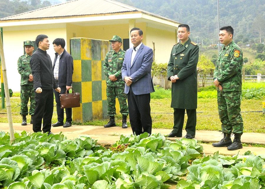 Chủ tịch UBND tỉnh Nguyễn Văn Sơn thăm mô hình trồng rau tăng gia sản xuất của Đại đội Cơ động BĐBP tỉnh.