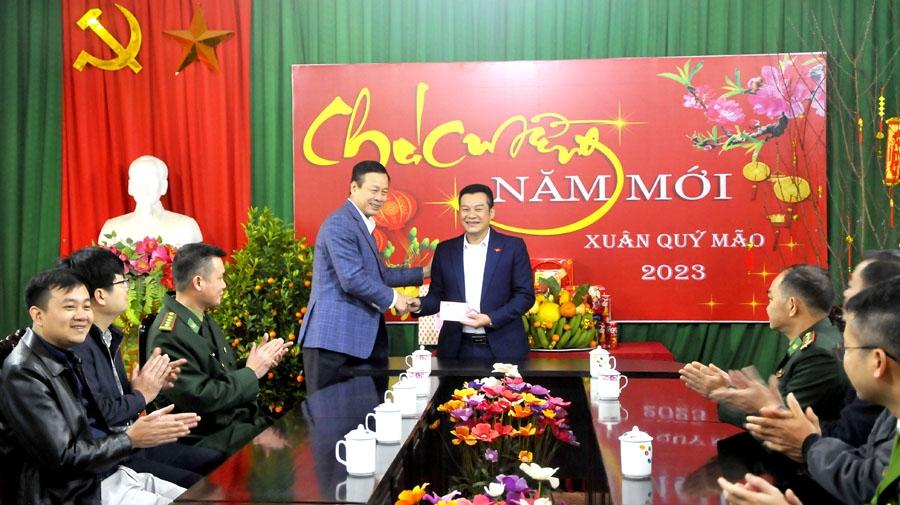 Chủ tịch UBND tỉnh Nguyễn Văn Sơn tặng quà Tết cho cấp ủy, chính quyền xã Thanh Thủy.