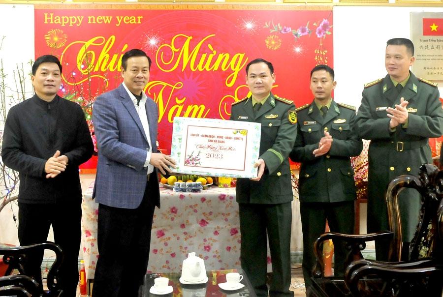 Chủ tịch UBND tỉnh Nguyễn Văn Sơn tặng quà Tết Trạm Biên phòng Cửa khẩu quốc tế Thanh Thủy.
