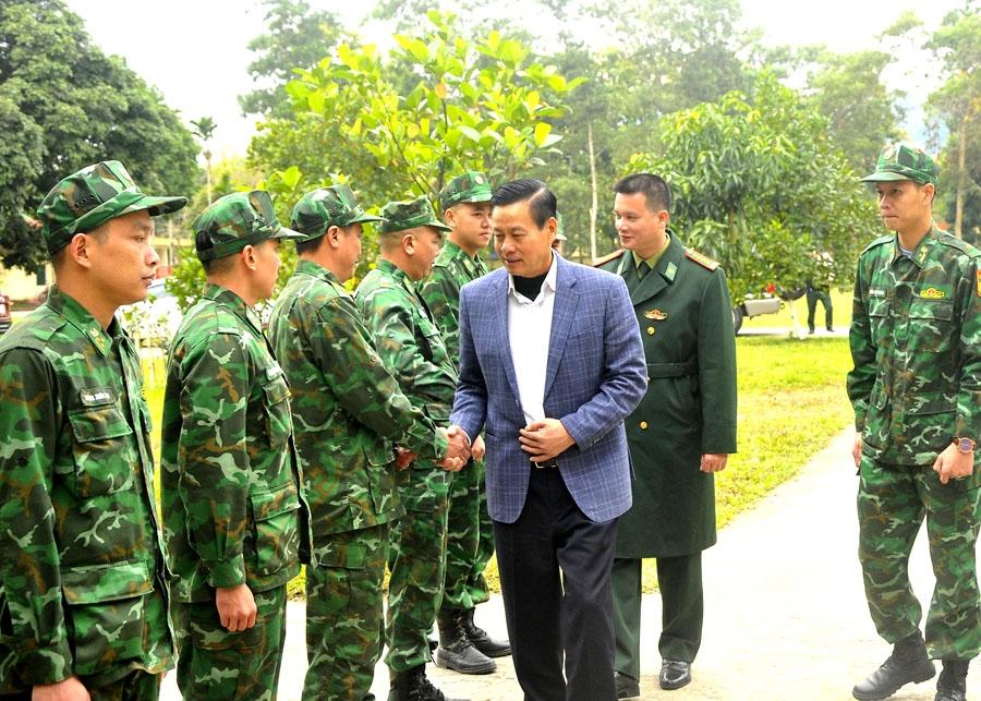 Chủ tịch UBND tỉnh Nguyễn Văn Sơn thăm cán bộ, chiến sỹ Tiểu đoàn huấn luyện 19 thuộc BĐBP tỉnh.