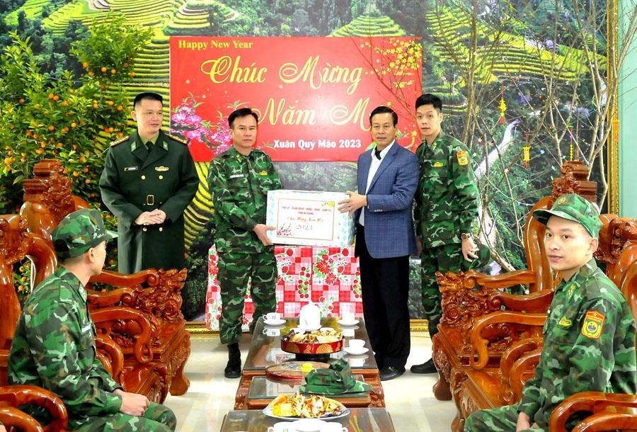 Chủ tịch UBND tỉnh Nguyễn Văn Sơn tặng quà Tết cán bộ, chiến sỹ Tiểu đoàn huấn luyện 19.