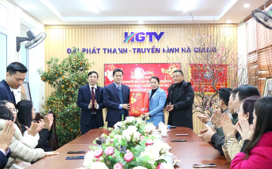 Trưởng Ban Tuyên giáo Tỉnh ủy Vũ Mạnh Hà tặng quà Tết Đài PT - TH Hà Giang