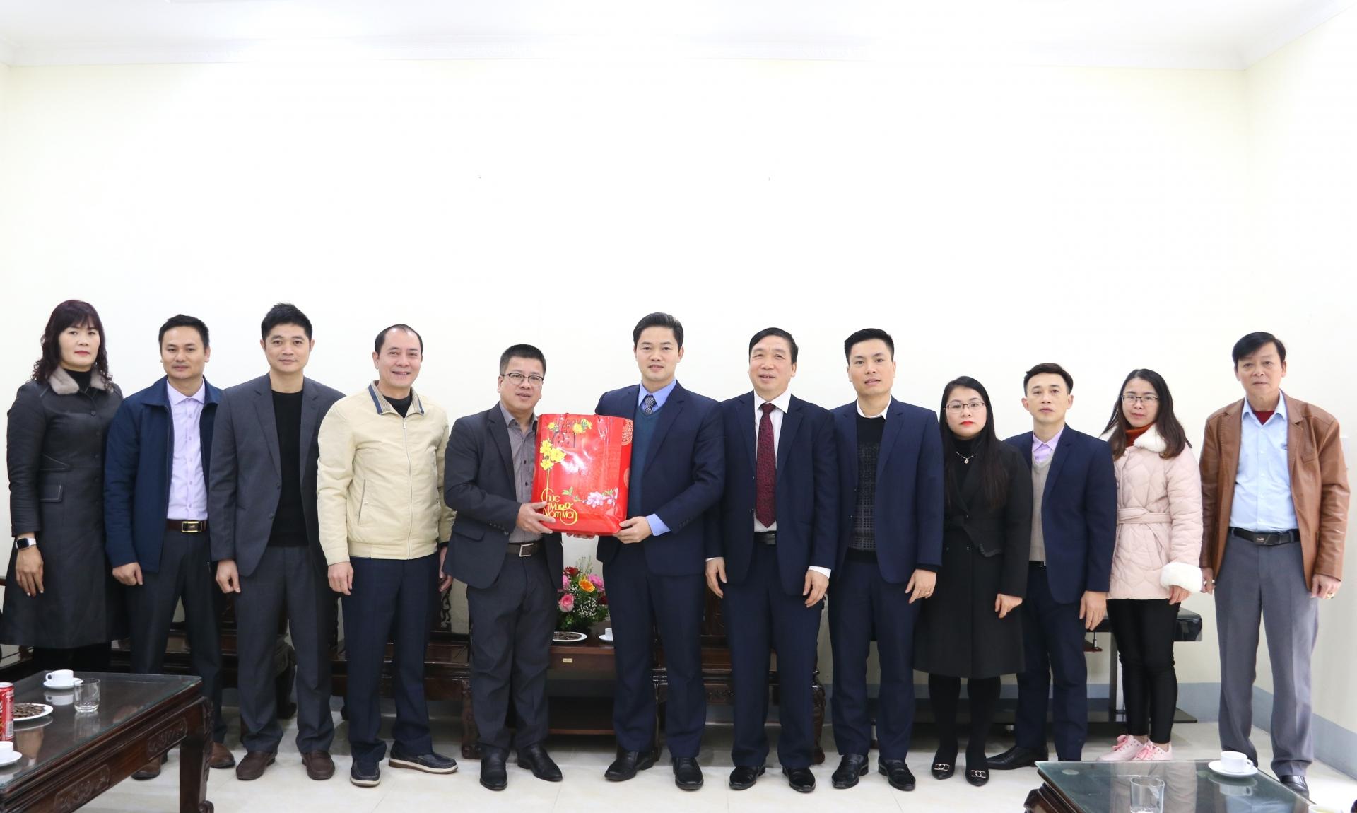 Trưởng Ban Tuyên giáo Tỉnh ủy Vũ Mạnh Hà tặng quà Tết Báo Hà Giang