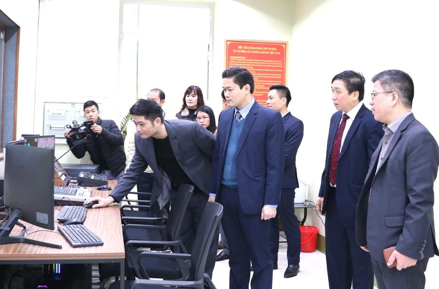 Trưởng Ban Tuyên giáo Tỉnh ủy Vũ Mạnh Hà thăm phòng thu tại Phòng Báo Điện tử - Báo Hà Giang
