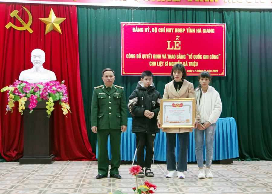 Thủ trưởng Bộ Chỉ huy BĐBP tỉnh trao Bằng “Tổ quốc ghi công” của Liệt sỹ Nguyễn Bá Triệu cho thân nhân gia đình.
