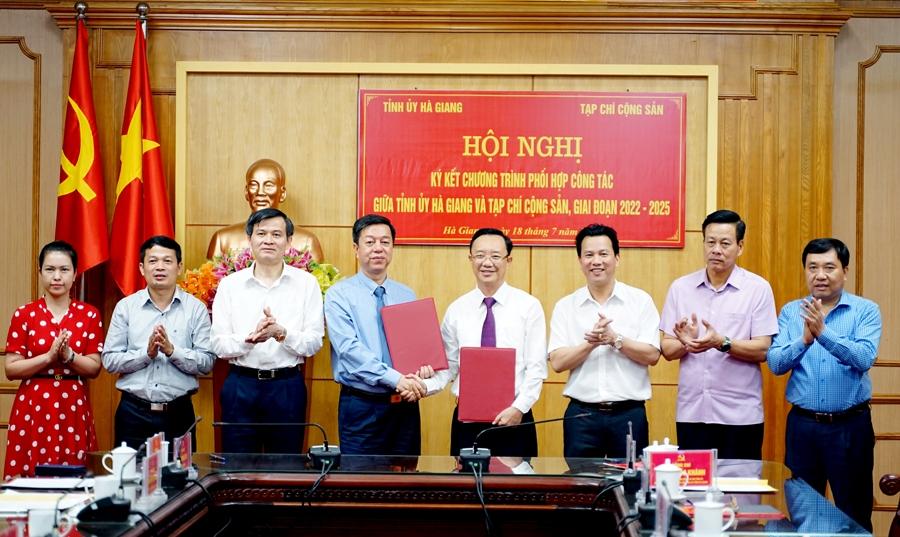 Các đại biểu chứng kiến ký kết Chương trình phối hợp công tác giữa Tỉnh ủy Hà Giang và Tạp chí Cộng sản.                                                                                  Ảnh: PHI ANH