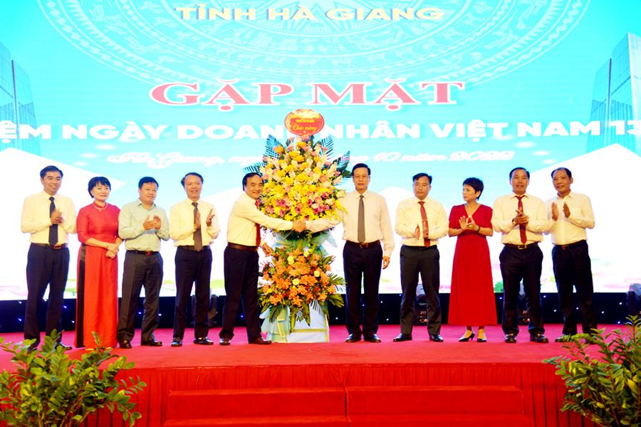 Chủ tịch UBND tỉnh Nguyễn Văn Sơn tặng Lẵng hoa chúc mừng Hiệp hội Doanh nghiệp tỉnh tại buổi gặp mặt kỷ niệm Ngày Doanh nhân Việt Nam.        Ảnh: VĂN NGHỊ