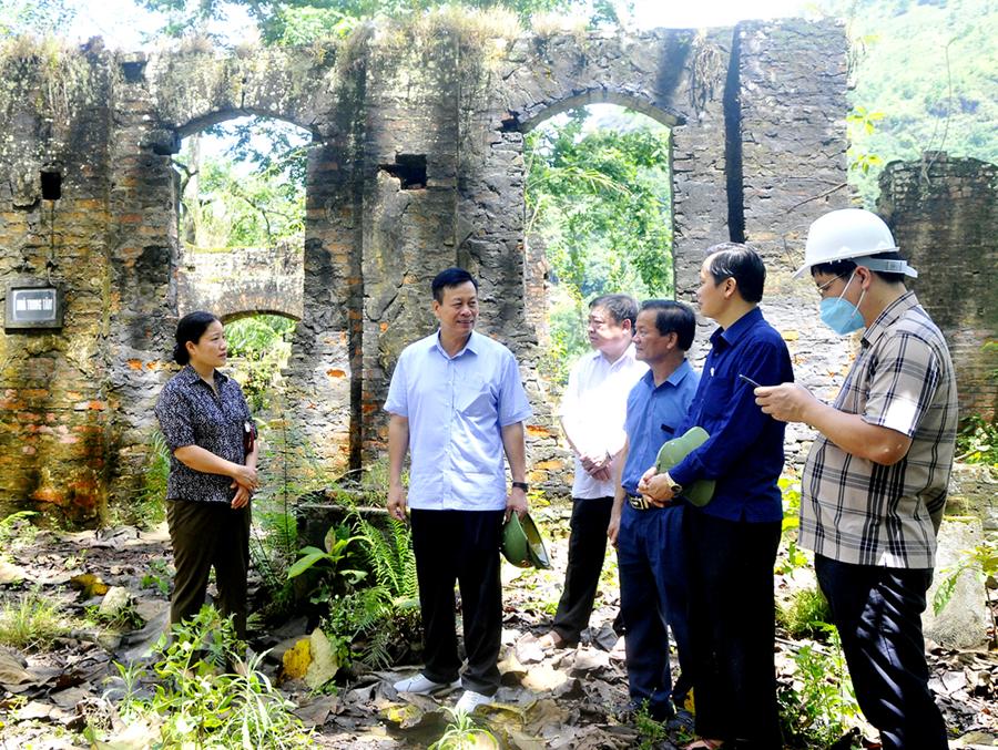 Chủ tịch UBND tỉnh Nguyễn Văn Sơn kiểm tra việc tôn tạo khu vực nhà giam của Di tích lịch sử văn hóa Quốc gia Căng Bắc Mê.        Ảnh:  KT