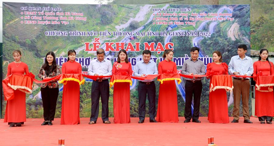 Phó Bí thư Tỉnh ủy Nguyễn Mạnh Dũng và các đại biểu cắt băng khai mạc phiên chợ đưa hàng Việt về miền núi.                                                     Ảnh: VĂN NGHỊ
