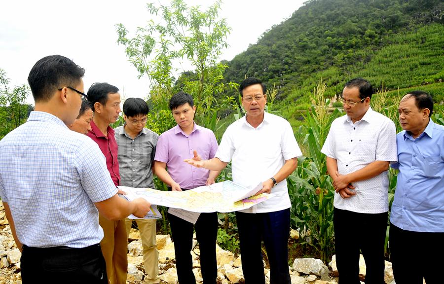 Phó Bí thư Tỉnh ủy, Chủ tịch UBND tỉnh Nguyễn Văn Sơn kiểm tra bản thiết kế tuyến đường Mậu Duệ - Mèo Vạc.            Ảnh: KIM TIẾN