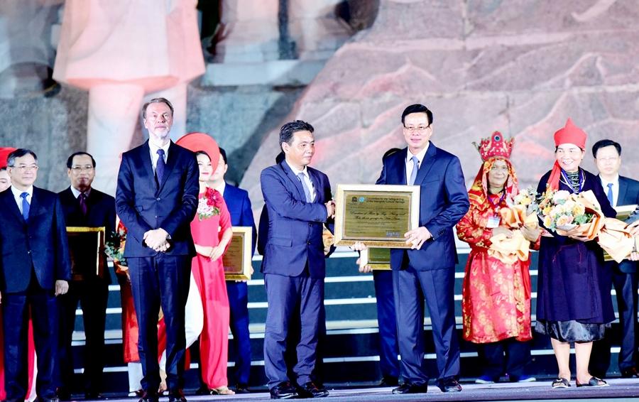Phó Bí thư Tỉnh ủy, Chủ tịch UBND tỉnh Nguyễn Văn Sơn đón nhận Bằng ghi danh Thực hành Then của Tày, Nùng, Thái ở Việt Nam vào danh sách Di sản văn hóa phi vật thể đại diện của nhân loại.