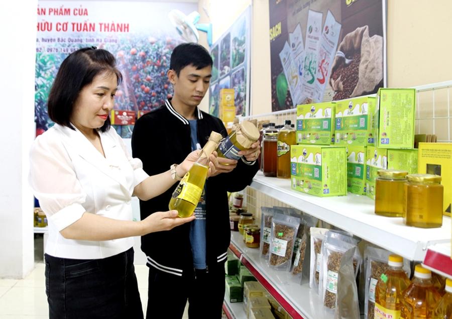 Các sản phẩm mật ong Bạc hà đạt tiêu chuẩn OCOP được người dân thành phố Hà Giang tin tưởng lựa chọn.