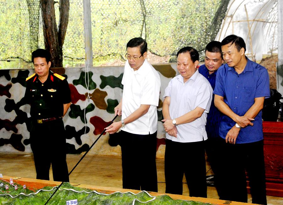 Chủ tịch UBND tỉnh Nguyễn Văn Sơn kiểm tra việc xây dựng sa bàn diễn tập khu vực phòng thủ huyện Xín Mần.            Ảnh: đặng kim