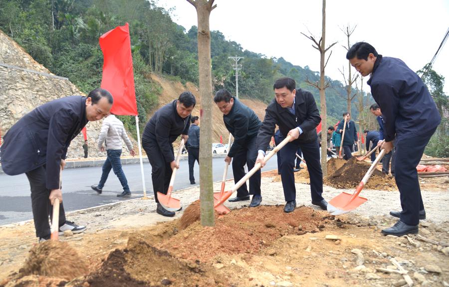 Phó Bí thư Tỉnh ủy Nguyễn Mạnh Dũng tham gia trồng cây tại đường đôi mới.