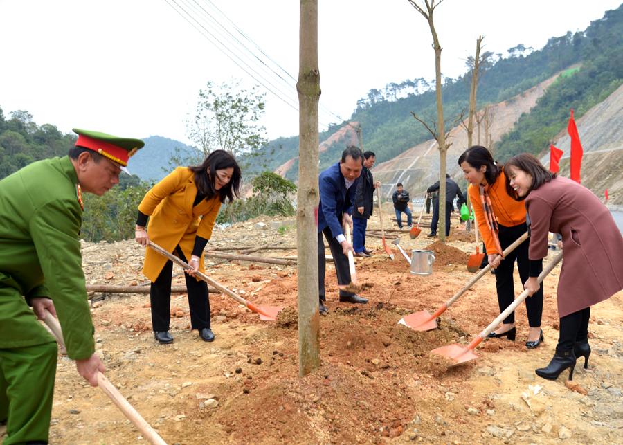 Các đại biểu tham gia trồng cây