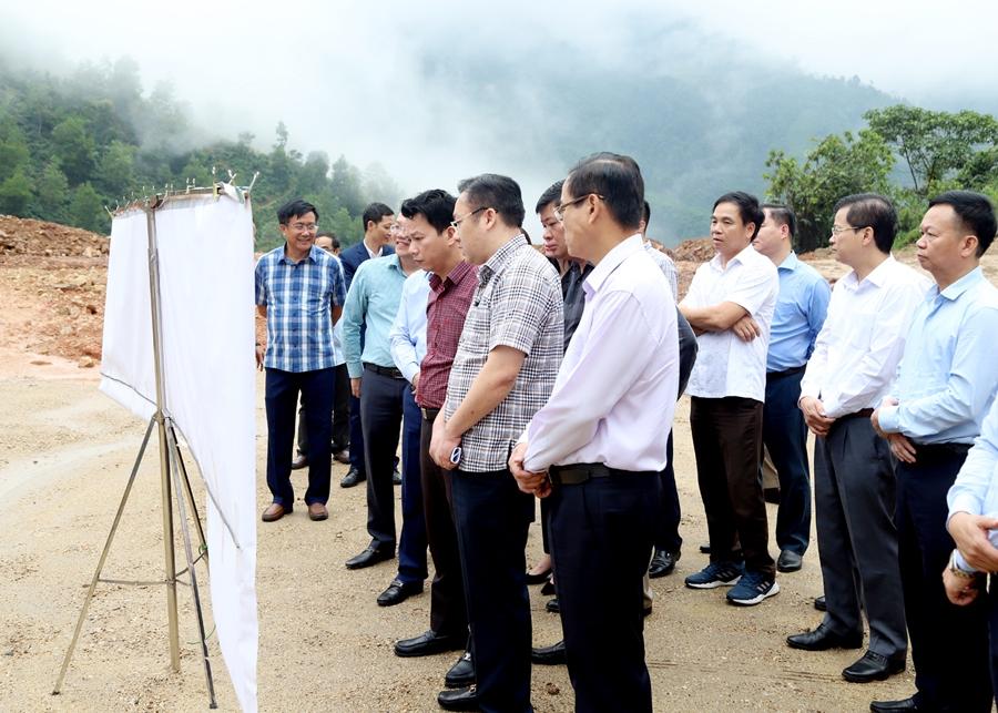 Các đồng chí lãnh đạo tỉnh kiểm tra tiến độ dự án nâng cấp đường Bắc Quang - Xín Mần (đường tỉnh 177).