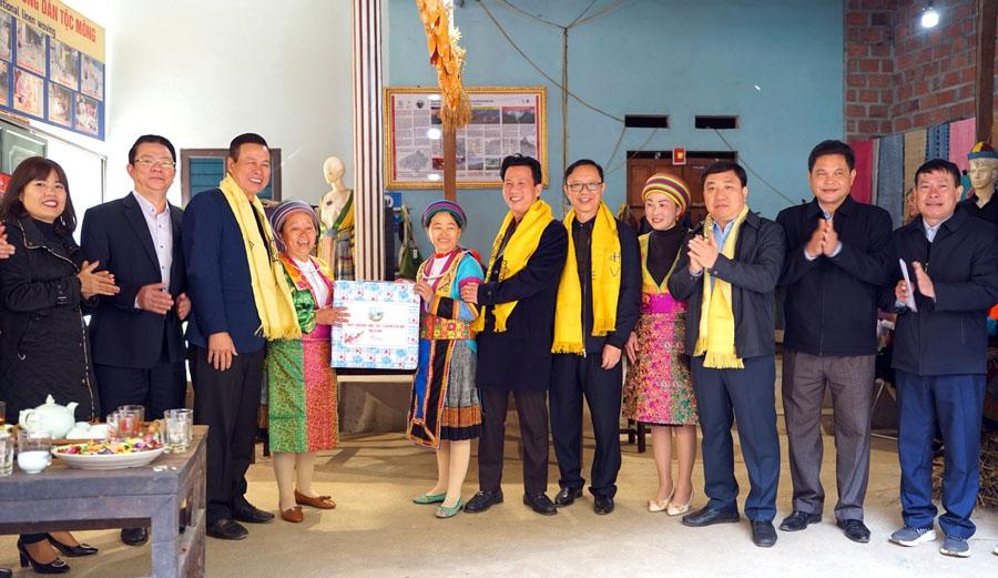 Bí thư Tỉnh ủy Đặng Quốc Khánh cùng các đồng chí lãnh đạo tỉnh và đoàn công tác tặng quà HTX dệt lanh xã Cán Tỷ (Quản Bạ).