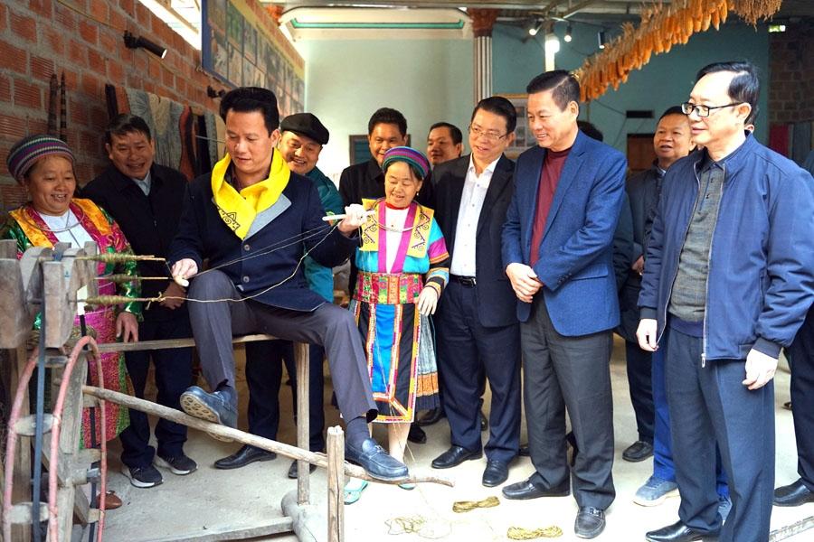 Bí thư Tỉnh ủy Đặng Quốc Khánh cùng các đồng chí lãnh đạo tỉnh và đoàn công tác khảo sát cách làm vải lanh tại HTX dệt lanh xã Cán Tỷ (Quản Bạ).
