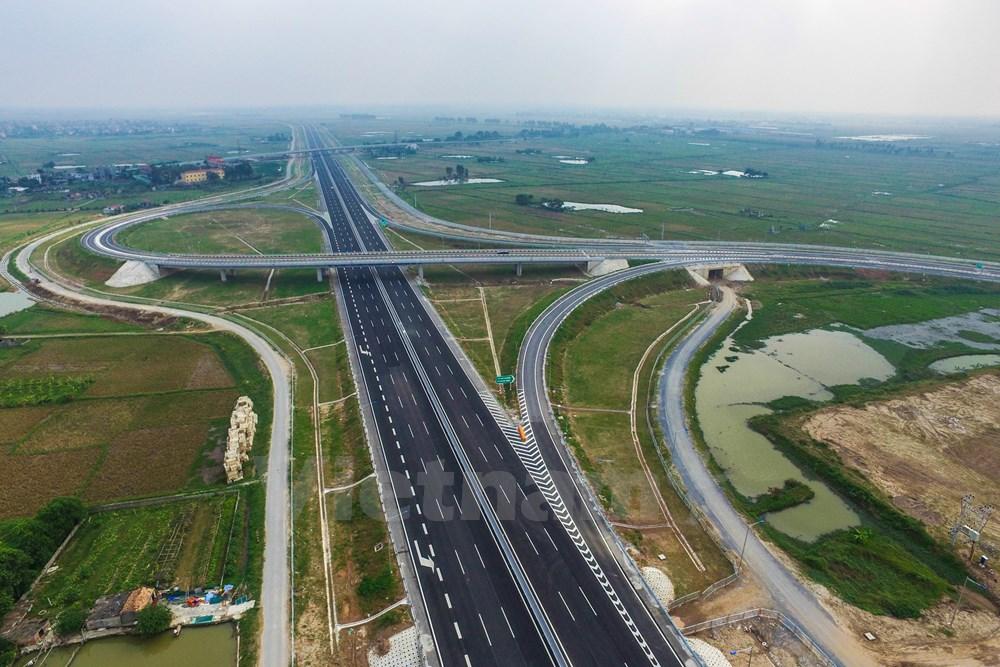 Hệ thống đường cao tốc được phát triển kết nối các vùng, miền để thúc đẩy phát triển kinh tế.