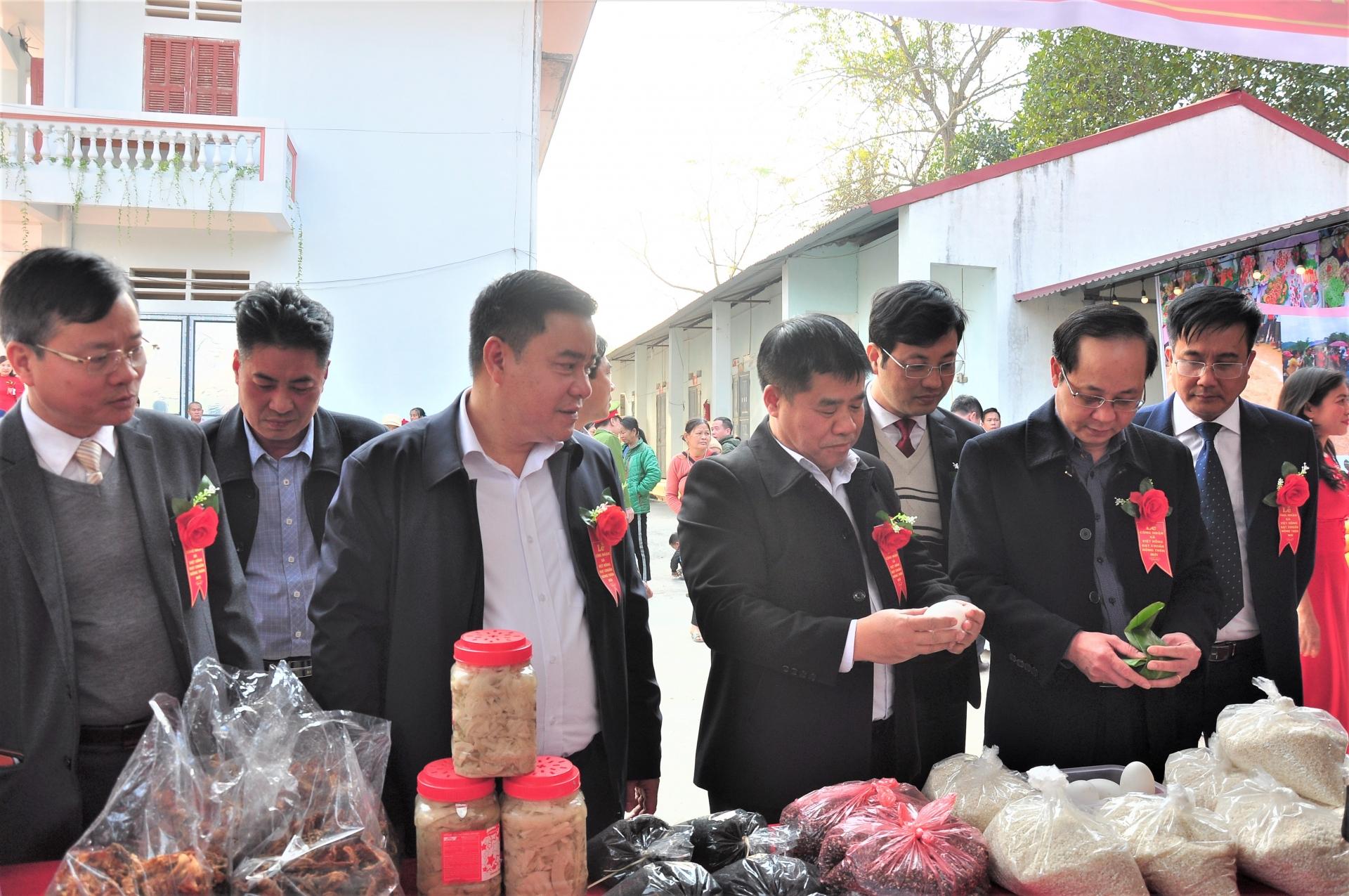 Các đại biểu thăm gian hàng trưng bày nông sản của xã Việt Hồng ngay trước buổi lễ công nhận xã đạt Chuẩn NTM.