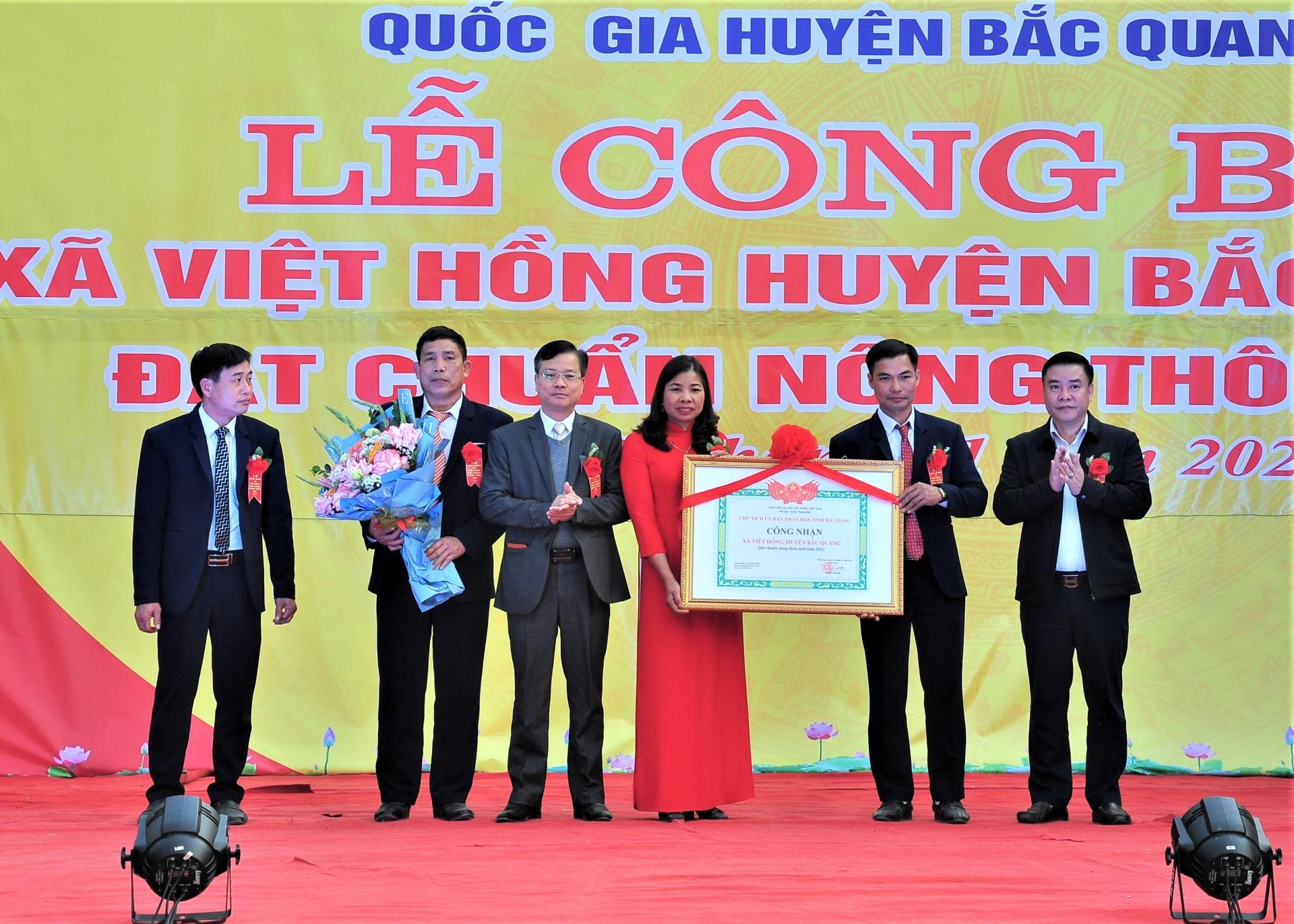 Thay mặt các đồng chí lãnh đạo tỉnh, Phó Chủ tịch Thường trực UBND tỉnh Hoàng Gia Long đã trao Bằng công nhận NTM của Chủ tịch UBND tỉnh cho Đảng bộ, chính quyền và nhân dân xã Việt Hồng.