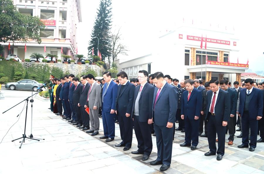 Các đại biểu dành phút mặc niệm trước Anh linh Chủ tịch Hồ Chí Minh
