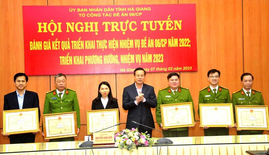 Chủ tịch UBND tỉnh Nguyễn Văn Sơn tặng Bằng khen cho các tập thể.